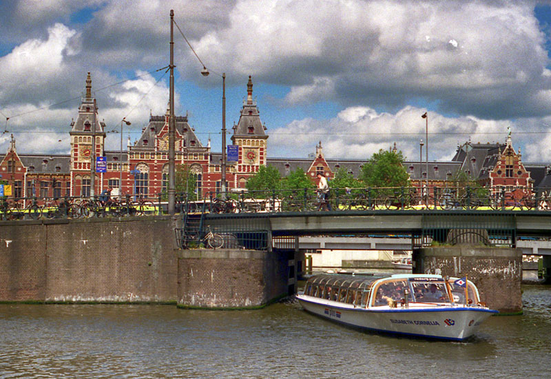 Amsterdam się dusi od turystów