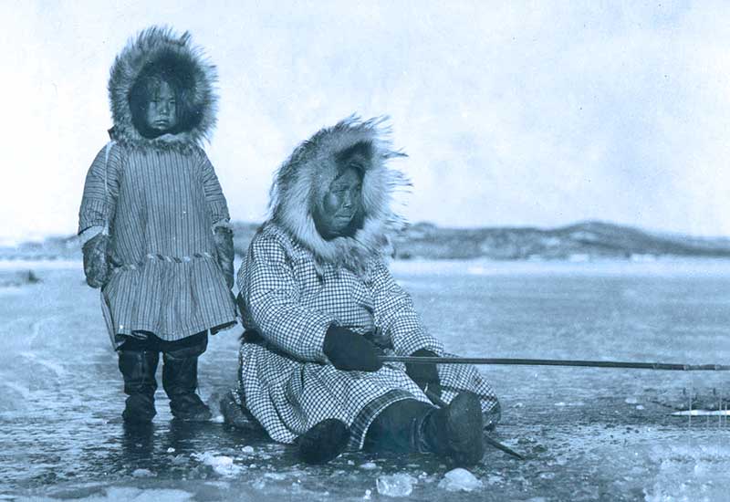 Holenderski łowca wielorybów wśród Inuitów
