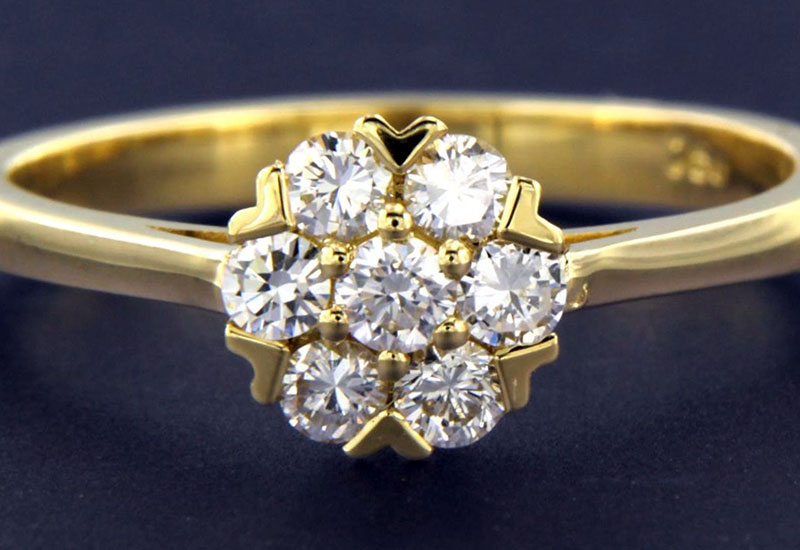 Pierścionek zaręczynowy z brylantem