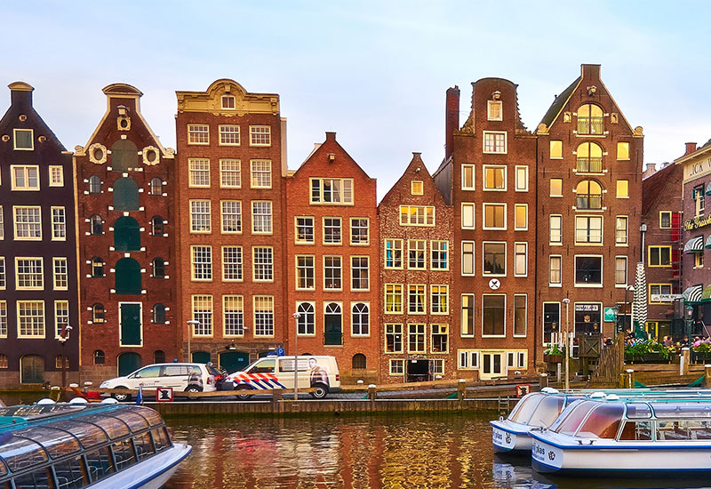 Sikanie do amsterdamskich kanałów zagraża życiu